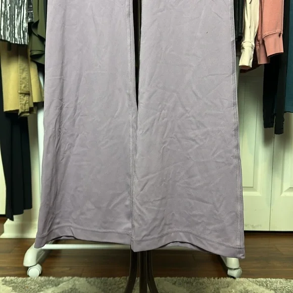 LULULEMON Groove Nulu Super-High-Rise Flared Pant
Regular SIZE 6 square dot - Picture 10 of 10